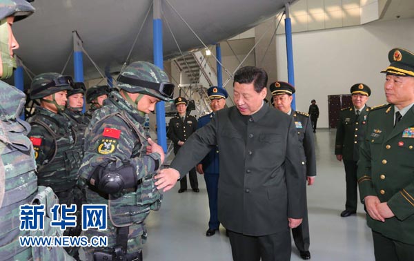 這是習(xí)近平同特戰(zhàn)隊員親切交談，詳細(xì)詢問他們的教學(xué)訓(xùn)練和生活情況。