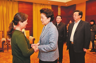  4月9日，中共中央政治局委員、國務(wù)院副總理劉延?xùn)|在鄭州接見“踐行焦裕祿精神的好校長”張偉的家屬。