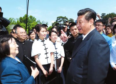 習(xí)近平在校園觀看北大師生紀(jì)念五四運(yùn)動(dòng)95周年青春詩(shī)會(huì)時(shí)同朗誦者親切交談。新華社發(fā)