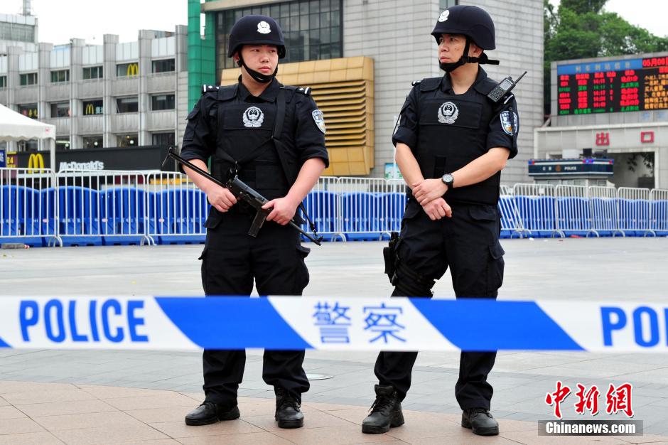 圖為廣州特警在案發(fā)現(xiàn)場(chǎng)戒備。