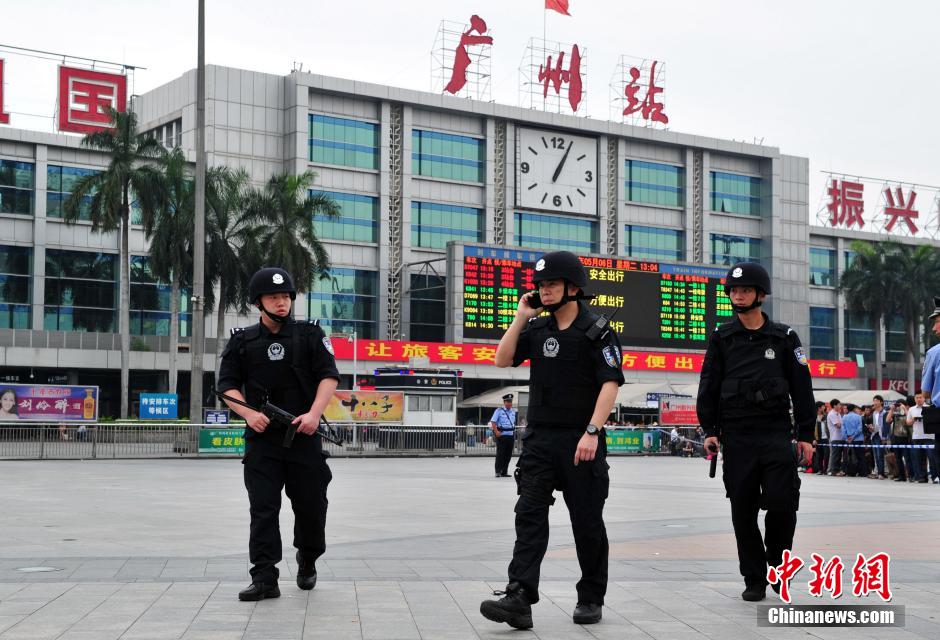 圖為廣州特警在案發(fā)現(xiàn)場(chǎng)戒備。