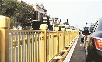從復(fù)興門到建國門，長安街一線全部更換為金色護(hù)欄 攝影/本報(bào)記者 郝羿
