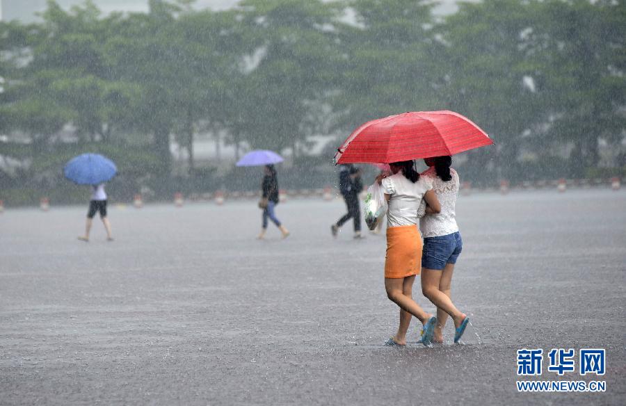 5月11日，市民在深圳梅林檢查站廣場冒雨出行。