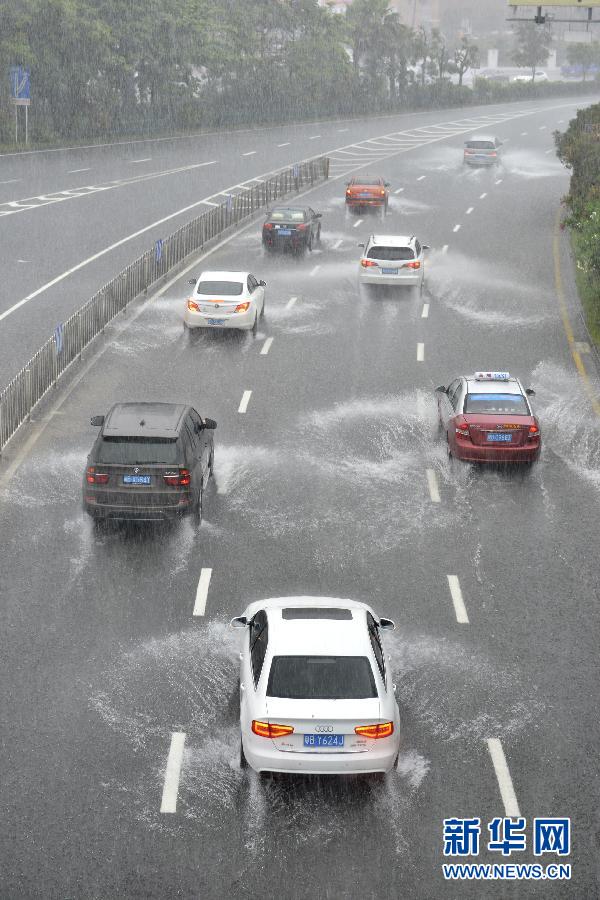 　5月11日，車輛在深圳街頭涉水前行。