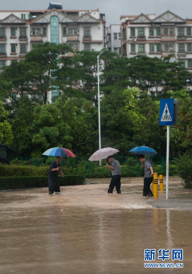 5月11日，人們在深圳西麗涉水行走。