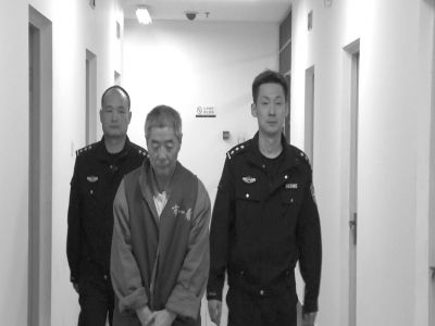 向南夫被帶出監(jiān)室接受提審。警方供圖