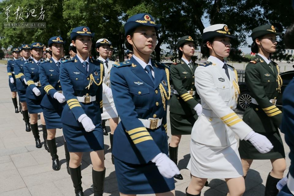 解放軍首批女儀仗兵亮相，90%以上擁有大專以上學歷，平均身高1.72米。圖為女兵儀仗隊。