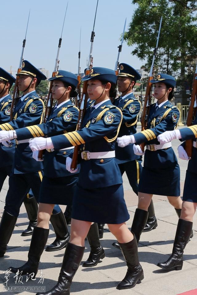 　解放軍首批女儀仗兵亮相，90%以上擁有大專以上學歷，平均身高1.72米。圖為女兵儀仗隊。