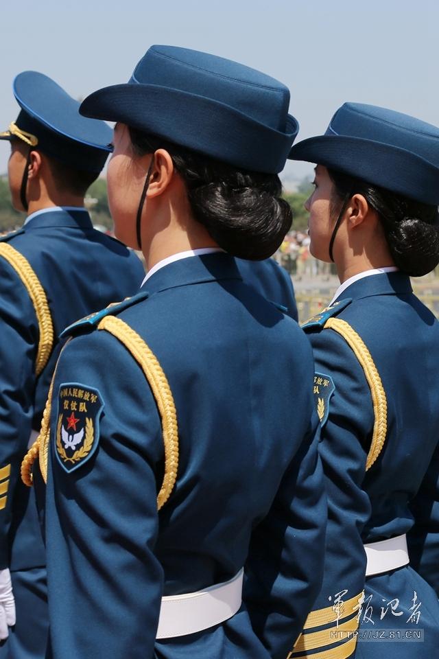 解放軍首批女儀仗兵亮相，90%以上擁有大專以上學歷，平均身高1.72米。圖為女兵儀仗隊。