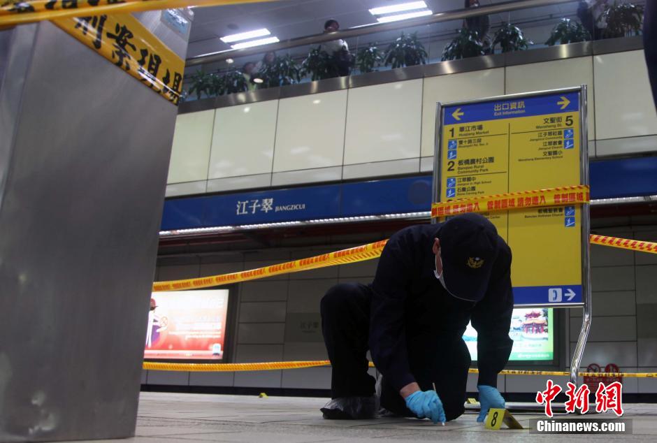 圖為新北市警察在現(xiàn)場勘查。中新社發(fā) 劉舒凌 攝