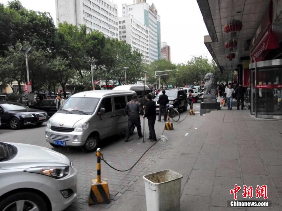 自治區(qū)和烏魯木齊市有關(guān)部門迅速處置，傷員已全部送往醫(yī)院救治。
