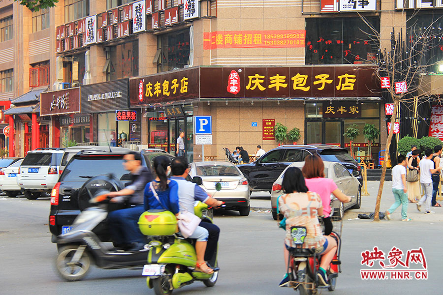 “慶豐包子店”位于路口拐角處,人流量車流量很大,堪稱黃金位置。