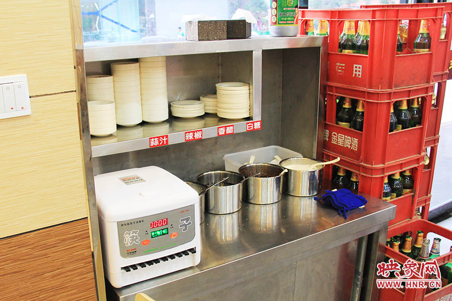 調(diào)料、小碟、餐具也都被放在另一張單獨(dú)的桌子上,需要用餐者“自助”。