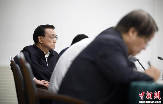 李克強(qiáng)在赤峰主持召開部分企業(yè)與金融機(jī)構(gòu)負(fù)責(zé)人座談會(huì)。