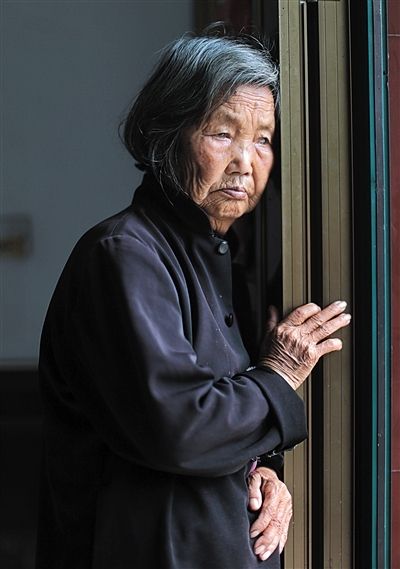 為了能“睡棺木”土葬，潘秀英四次喝農(nóng)藥自殺，后被搶救過(guò)來(lái)。