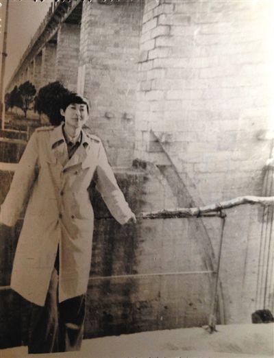 1995年，于英生在蚌埠淮河閘上留影。