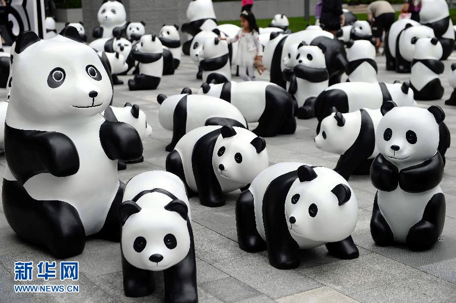 這是6月2日在上海靜安嘉里中心廣場(chǎng)拍攝的萌態(tài)百出的“熊貓”大軍。