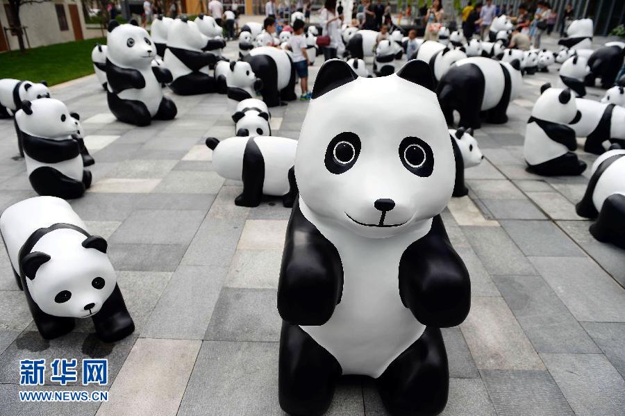 這是6月2日在上海靜安嘉里中心廣場(chǎng)拍攝的萌態(tài)百出的“熊貓”大軍。