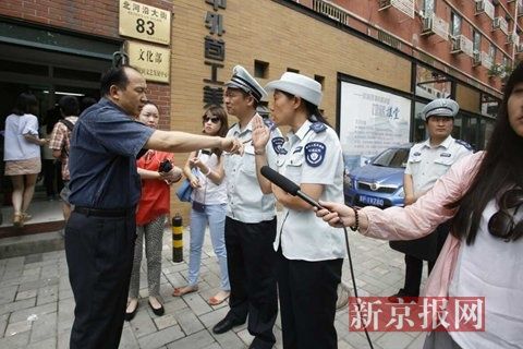 市環(huán)保局和東城區(qū)環(huán)保局聯(lián)合出動，再次檢查國家文物局食堂環(huán)境污染問題，在門口受阻。新京報記者 高瑋 攝