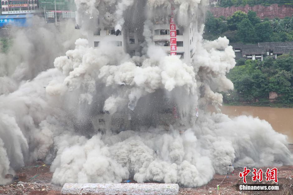 6月6日13時(shí)，貴州仁懷茅臺大橋及鐘樓整體爆破成功。