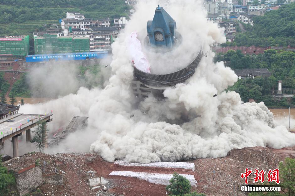 6月6日13時(shí)，貴州仁懷茅臺大橋及鐘樓整體爆破成功。