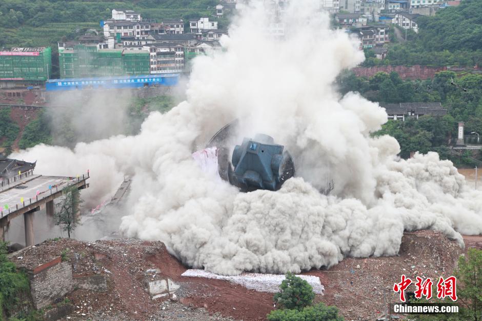 6月6日13時(shí)，貴州仁懷茅臺大橋及鐘樓整體爆破成功。