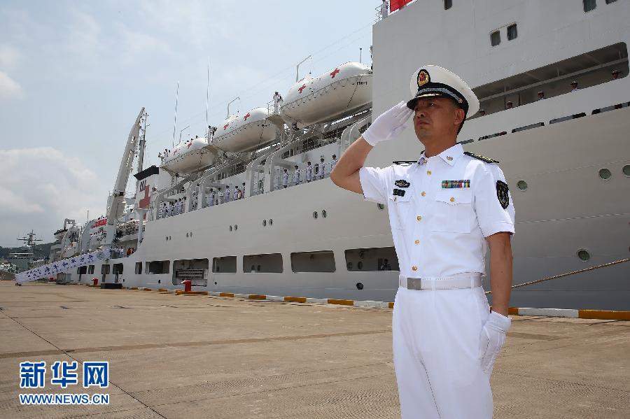 6月9日，在浙江舟山某軍港，和平方舟醫(yī)院船船長章榮華請示起航。