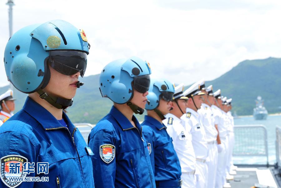  6月9日，在三亞某軍港，隨?？谂瀰⒀莸呐炤d直升機飛行員整裝待發(fā)。