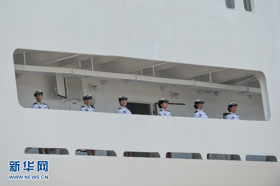  6月9日，在浙江舟山某軍港，和平方舟醫(yī)院船上的海軍官兵列隊與港口送行人員告別。