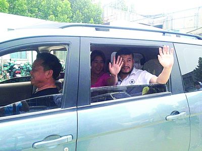 孫正龍和妻子、家人，揮手和醫(yī)護(hù)人員告別。張凌飛
