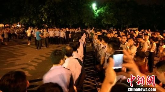 大批警力集中撤離現(xiàn)場(chǎng)。 王剛 攝