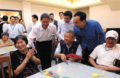 　昨日，張志軍前左二和陪同的新北市長朱立倫與老人們交談。