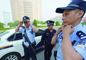 鳥巢附近,兩名民警和一名輔警負責該區(qū)域的巡邏任務。