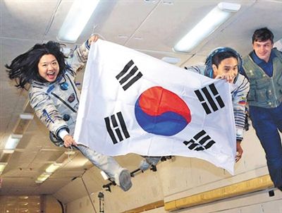 　2007年9月10日，李炤燕（左）在俄羅斯首都莫斯科接受零重力飛行訓(xùn)練。