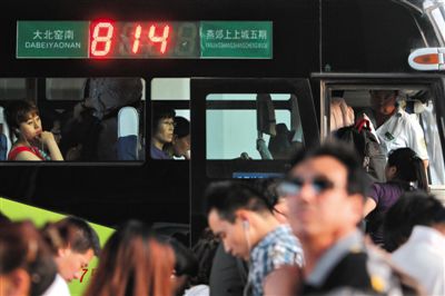 2014年5月22日,乘客在北京大北窯南乘坐開往燕郊的814路公交車。