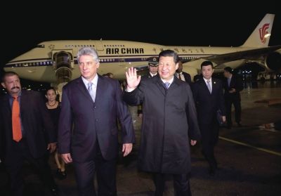 21日晚,習(xí)近平乘坐的專(zhuān)機(jī)抵達(dá)哈瓦那何塞·馬蒂?lài)?guó)際機(jī)場(chǎng)。古巴國(guó)務(wù)委員會(huì)第一副主席兼部長(zhǎng)會(huì)議第一副主席