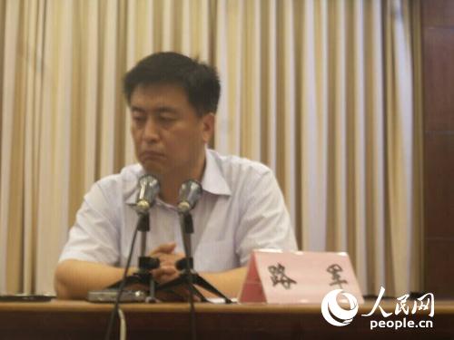 面對近百名記者，路軍當(dāng)場哭泣，現(xiàn)場集體為遇難者默哀。