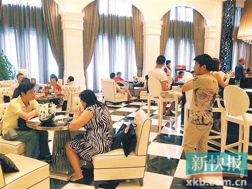 　昨天雖是工作日,但南海區(qū)某樓盤客流不少。