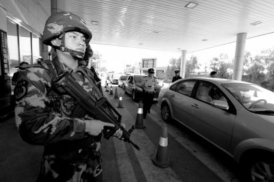 武警持槍警戒進(jìn)駐檢查站。