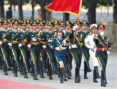 昨日，151人最大陣容的三軍儀仗隊，著新式禮賓服接受檢閱。這也是解放軍儀仗隊、軍樂團新式禮賓服首次亮