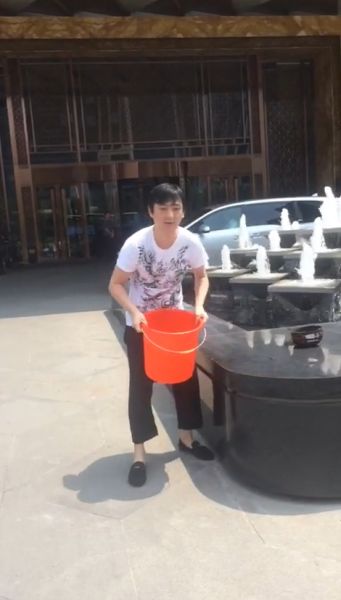 王思聰在進(jìn)行冰桶挑戰(zhàn)。