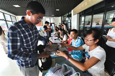 8月23日，清華大學(xué)新生在辦理入學(xué)手續(xù)。