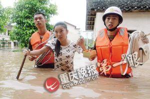 長壽區(qū)，消防官兵搜救被困群眾。