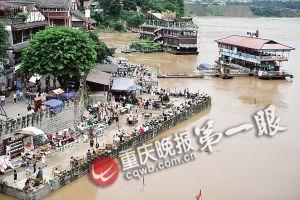 沙坪壩區(qū)磁器口，江水逼近休閑平臺。