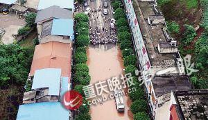 昨下午六點半，統(tǒng)景鎮(zhèn)上許多街道被淹，此時水位還在上漲。(重慶晚報航拍圖片)