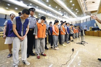 庭審現(xiàn)場。昨日，26名跨國電信詐騙嫌疑人在市一中院受審。