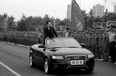安徽新華學院院長乘敞篷車“閱兵”場面。網(wǎng)絡截圖