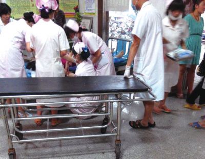 9月22日，在湖南省醴陵市第二醫(yī)院，爆炸事故傷員在接受救治（手機(jī)拍攝）。新華社發(fā)
