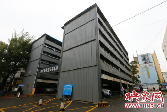 目前，市區(qū)內(nèi)的停車場(chǎng)數(shù)量還不能滿足廣大市民的需求。