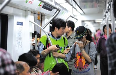 地鐵14號(hào)線，一名乘客正在車廂內(nèi)飲食。